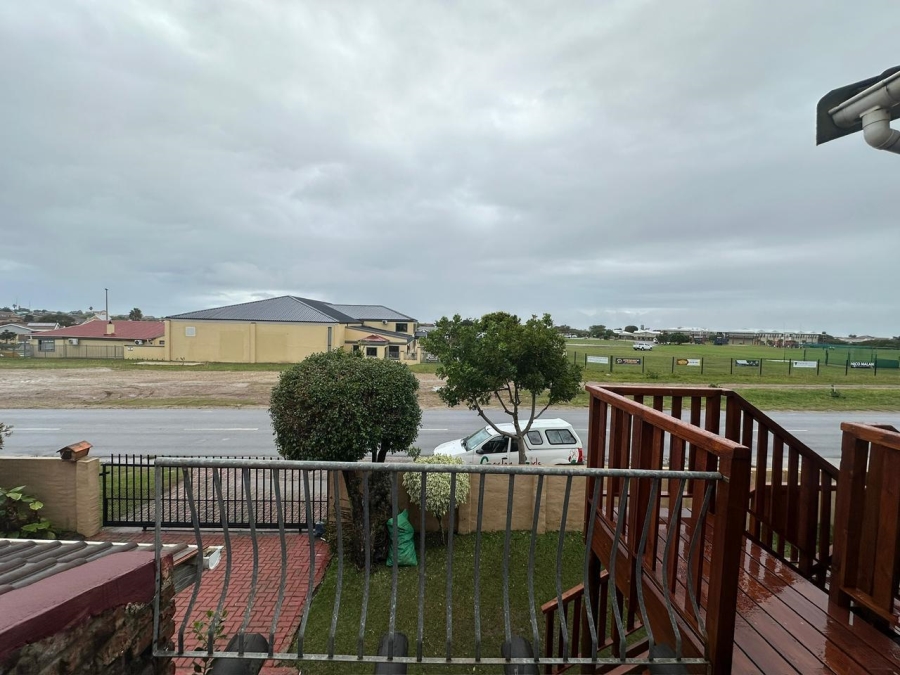 To Let  Bedroom Property for Rent in Wavecrest Eastern Cape